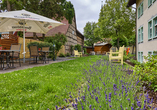 Im Garten und auf der Terrasse können Sie die warmen Sonnenstrahlen genießen.