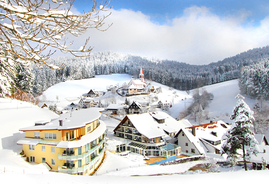 Außenansicht vom Naturparkhotel Adler St. Roman im Winter