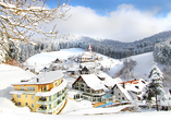 Außenansicht vom Naturparkhotel Adler St. Roman im Winter