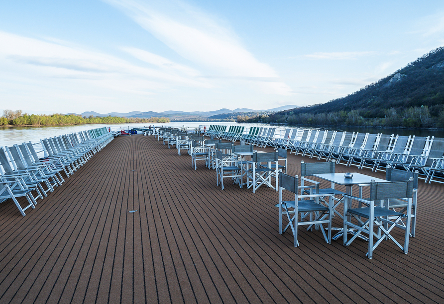 Auch das Sonnendeck bietet fantastische Ausblicke über die Flusslandschaft.