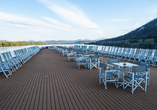 Auch das Sonnendeck bietet fantastische Ausblicke über die Flusslandschaft.