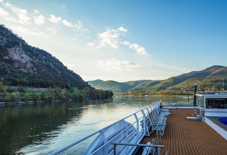 Genießen Sie die vorbeiziehende Landschaft vom Sonnendeck aus.