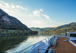 Genießen Sie die vorbeiziehende Landschaft vom Sonnendeck aus.