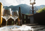 Entspannte Genussmomente mit Wein auf der Terrasse