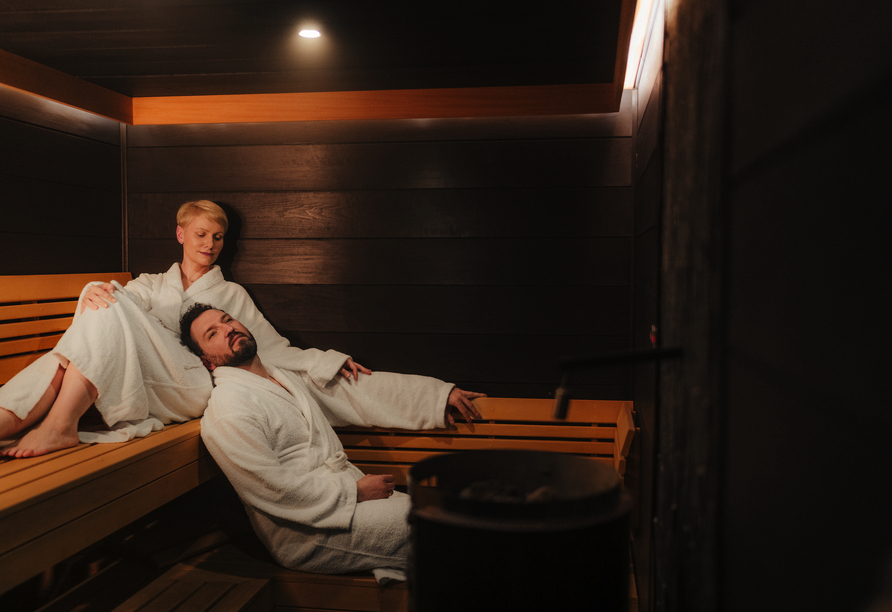 In der Sauna können Sie vollkommen entspannen. 