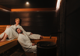 In der Sauna können Sie vollkommen entspannen. 