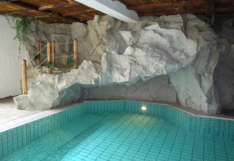 Erholung im Felsenhallenbad