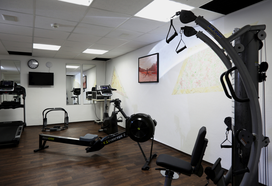 Aktiv bleiben im modern ausgestatteten Fitnessraum