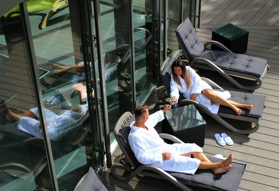 Wellness im Außenbereich mit gemütlichen Liegen