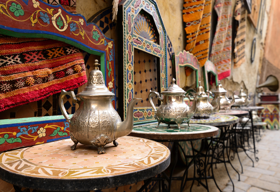 Bunte Stoffe, kunstvolle Verzierungen und orientalische Teekannen prägen das besondere Ambiente der Medina. von Tanger.