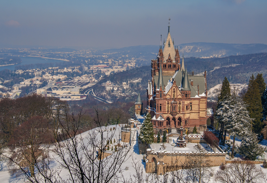 Entdecken Sie das winterliche Schloss Drachenburg mit seinem märchenhaften Charme.
