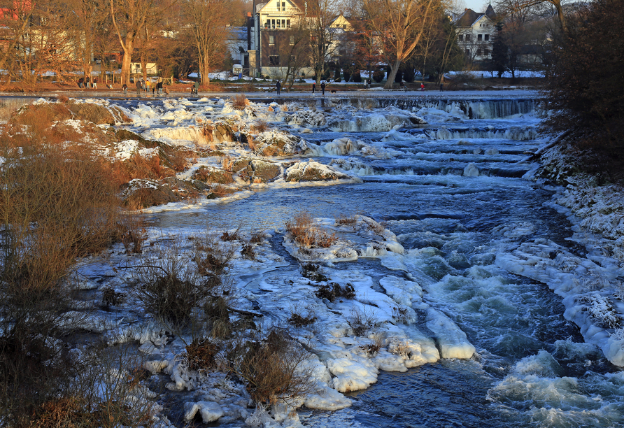 Der winterliche Siegwasserfall begeistert mit beeindruckenden Ausblicken.