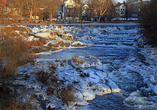 Der winterliche Siegwasserfall begeistert mit beeindruckenden Ausblicken.