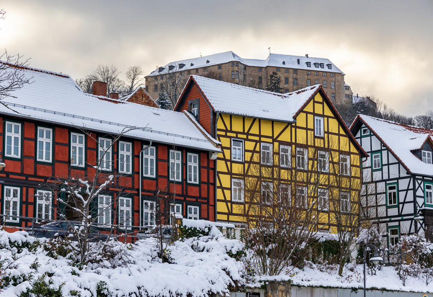Entdecken Sie das winterliche Blankenburg (Harz) mit seinen historischen Fachwerkhäusern.