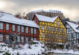 Entdecken Sie das winterliche Blankenburg (Harz) mit seinen historischen Fachwerkhäusern.