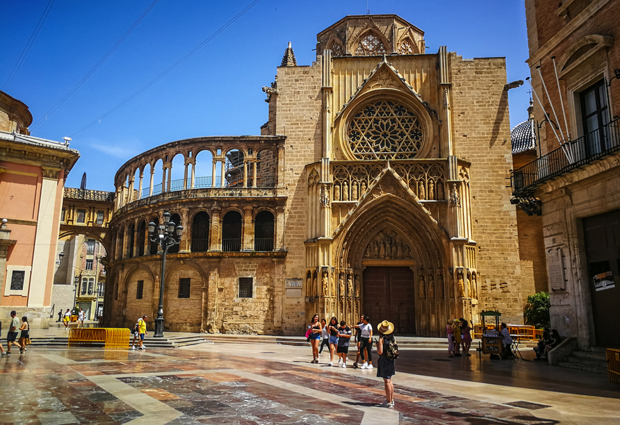 Entdecken Sie beeindruckende Sehenswürdigkeiten wie die historische Kathedrale im Herzen Valencias.