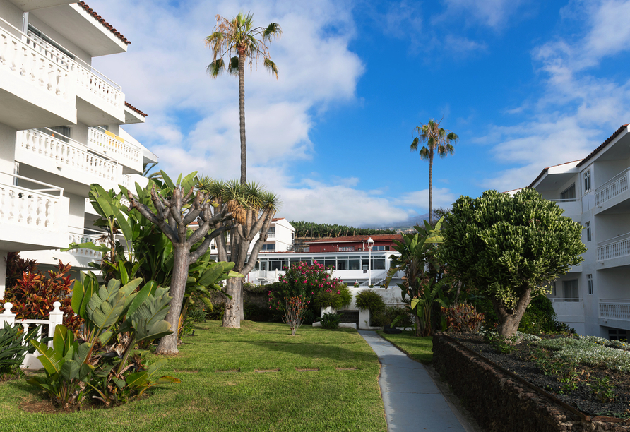 Blick auf die schöne Außenanlage des Hotels