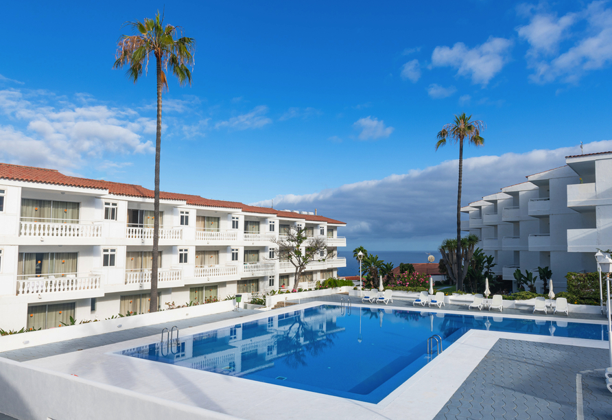 Der Außenpool verspricht entspannte Urlaubstage unter Teneriffas Sonne.