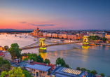 Der Blick auf Budapest mit der Kettenbrücke und dem Parlament ist besonders in den Abendstunden bezaubernd.