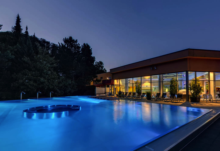 Die Südpfalz Therme im abendlichen Glanz