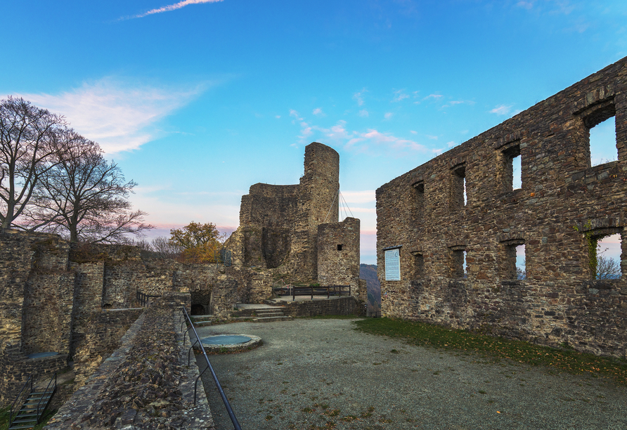 Historische Burgruinen erzählen von vergangenen Zeiten in malerischer Landschaft.