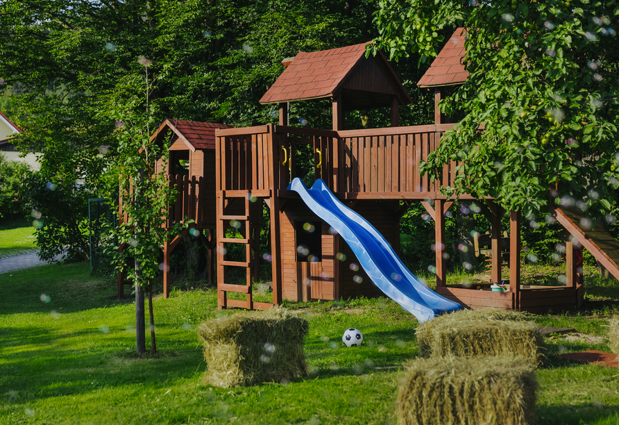 Spielspaß für kleine Gäste im Außenbereich