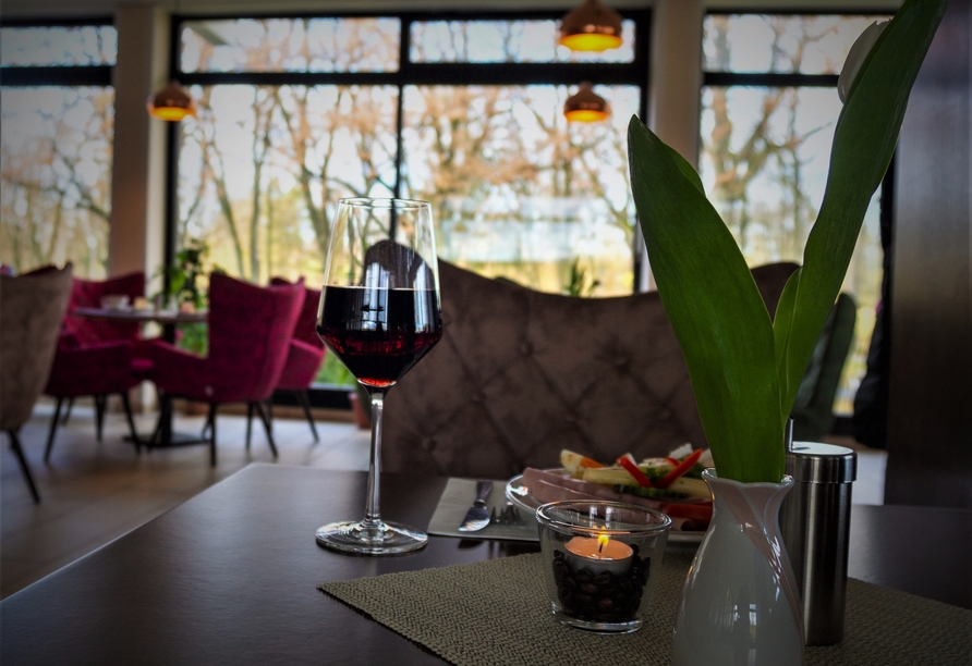 Vom Café aus blicken Sie direkt in den Kurpark.