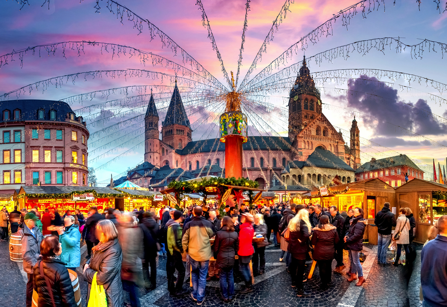 Der Weihnachtsmarkt in Mainz befindet sich direkt vor dem Dom (Dieser Halt erfolgt nur bei Reiseterminen 2027).