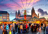 Der Weihnachtsmarkt in Mainz befindet sich direkt vor dem Dom (Dieser Halt erfolgt nur bei Reiseterminen 2027).