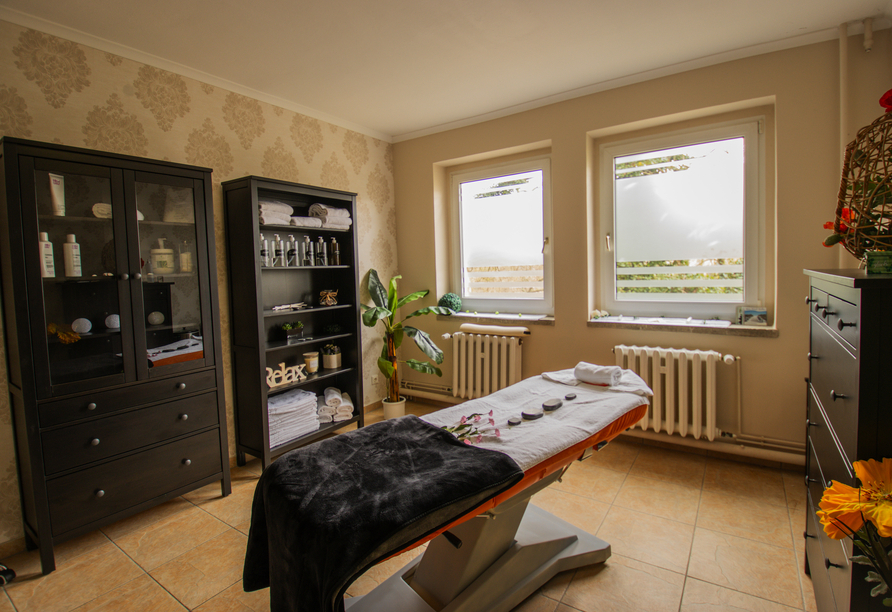 Entspannen Sie bei einer Wellnessanwendung oder Massage.