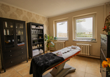 Entspannen Sie bei einer Wellnessanwendung oder Massage.