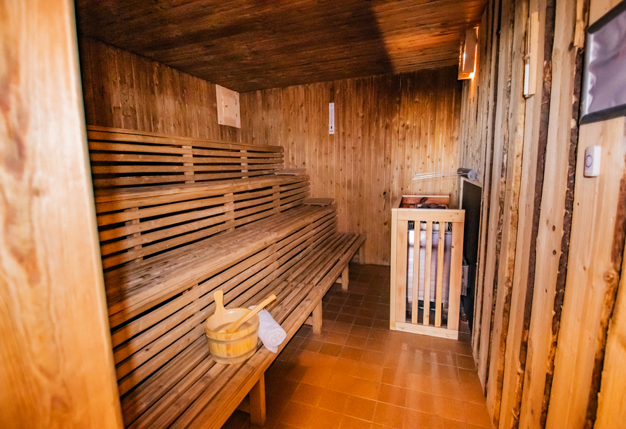 Genießen Sie die wohltuende Wärme der Sauna.