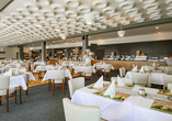 Lassen Sie sich im Restaurant mit regionalen Köstlichkeiten verwöhnen.