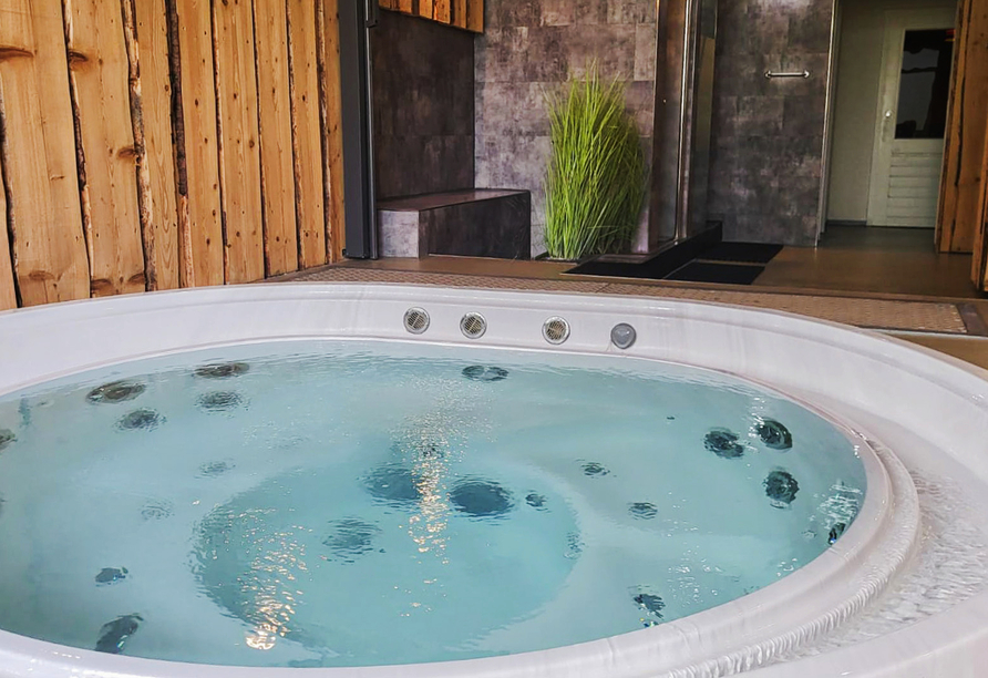 Im warmen Whirlpool lassen Sie den Alltag hinter sich.