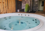 Im warmen Whirlpool lassen Sie den Alltag hinter sich.
