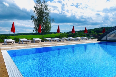Entspannen Sie am Außenpool des Panorama Ferien Hotels Harz.