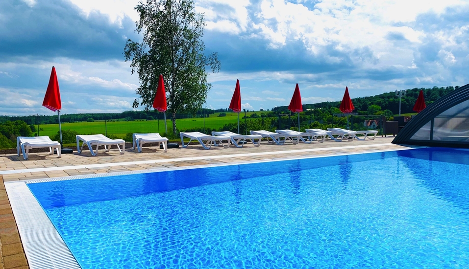 Entspannen Sie am Außenpool des Panorama Ferien Hotels Harz.