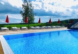 Entspannen Sie am Außenpool des Panorama Ferien Hotels Harz.