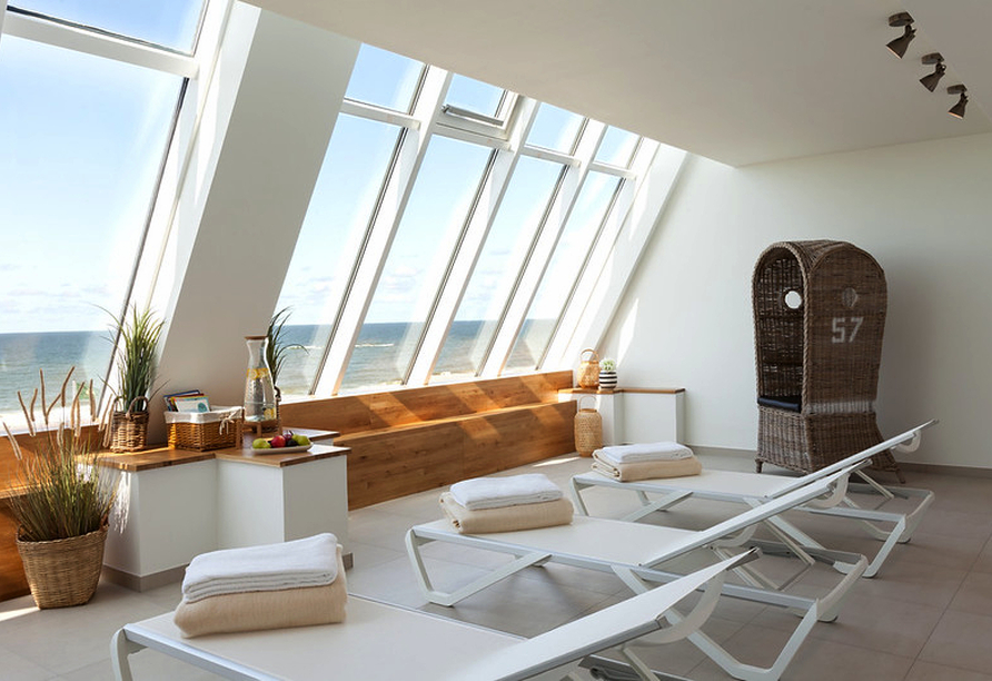 Genießen Sie den Blick auf die Nordsee aus dem Wellnessbereich.