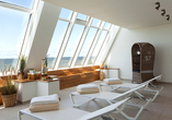 Genießen Sie den Blick auf die Nordsee aus dem Wellnessbereich.