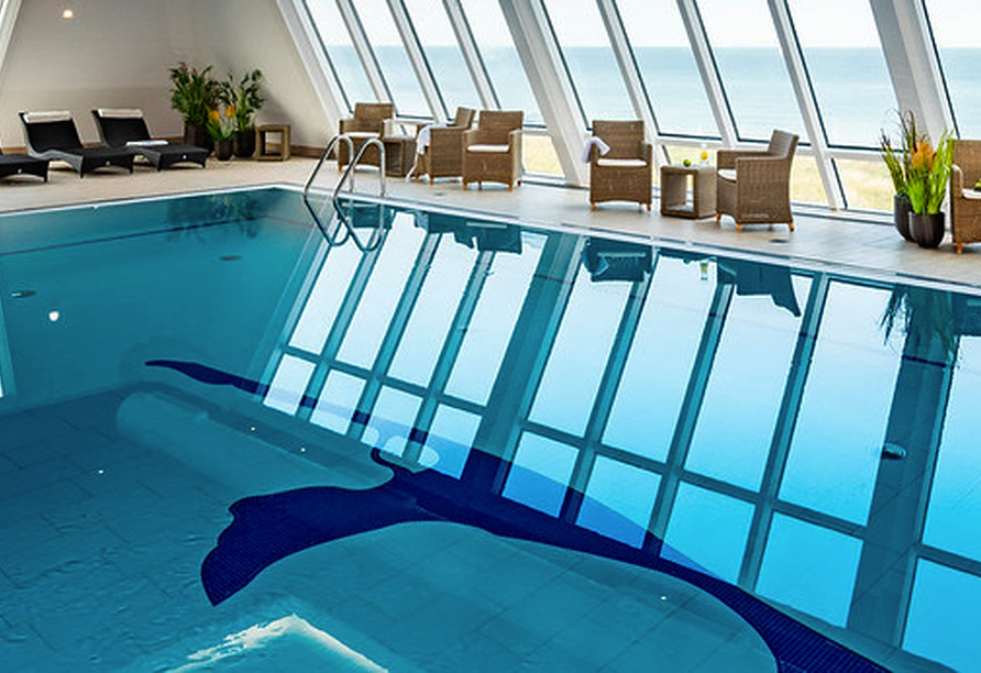 Das Hallenbad lädt zu entspannten Stunden mit Wohlfühlatmosphäre ein.