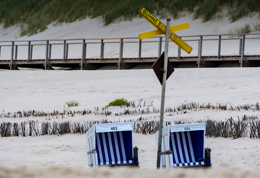 Die Strandkörbe laden zu erholsamen Momenten an der Nordsee ein.