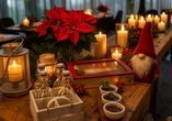 Festliche Weihnachtsdekorationen sorgen für stimmungsvolle Momente im Hotel.