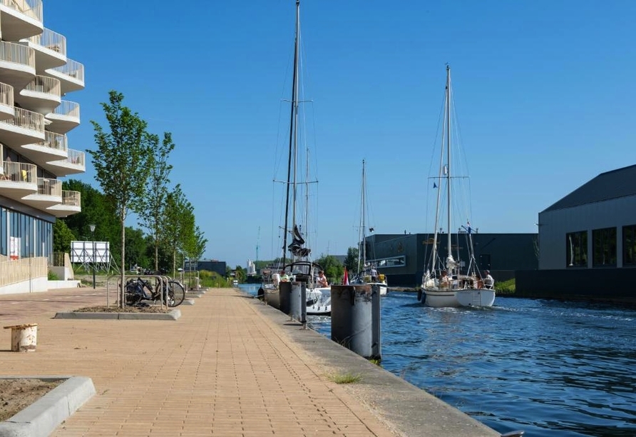 Ihr Hotel liegt idyllisch an einer Wasserstraße.