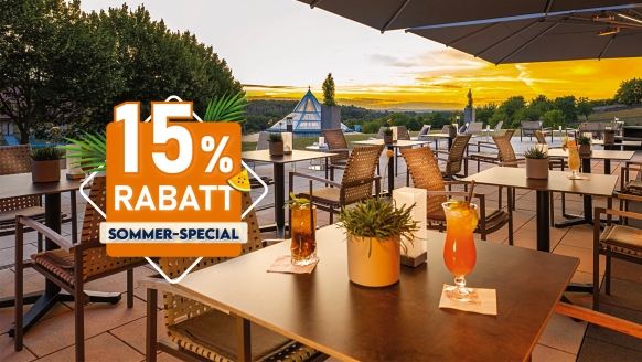 Genießen Sie den Sonnenuntergang auf der Terrasse.