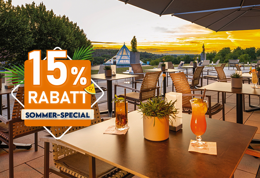 Genießen Sie den Sonnenuntergang auf der Terrasse.