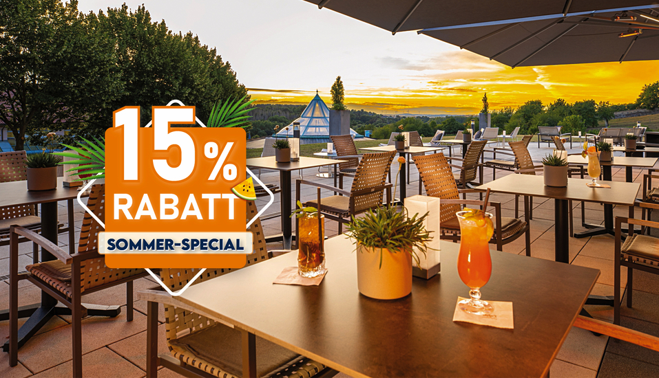 Genießen Sie den Sonnenuntergang auf der Terrasse.