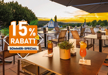 Genießen Sie den Sonnenuntergang auf der Terrasse.
