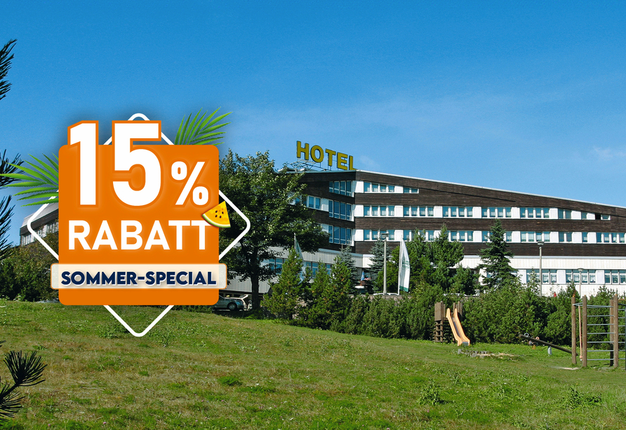 Das Hotel Lugsteinhof ist umgeben von Wiesen.