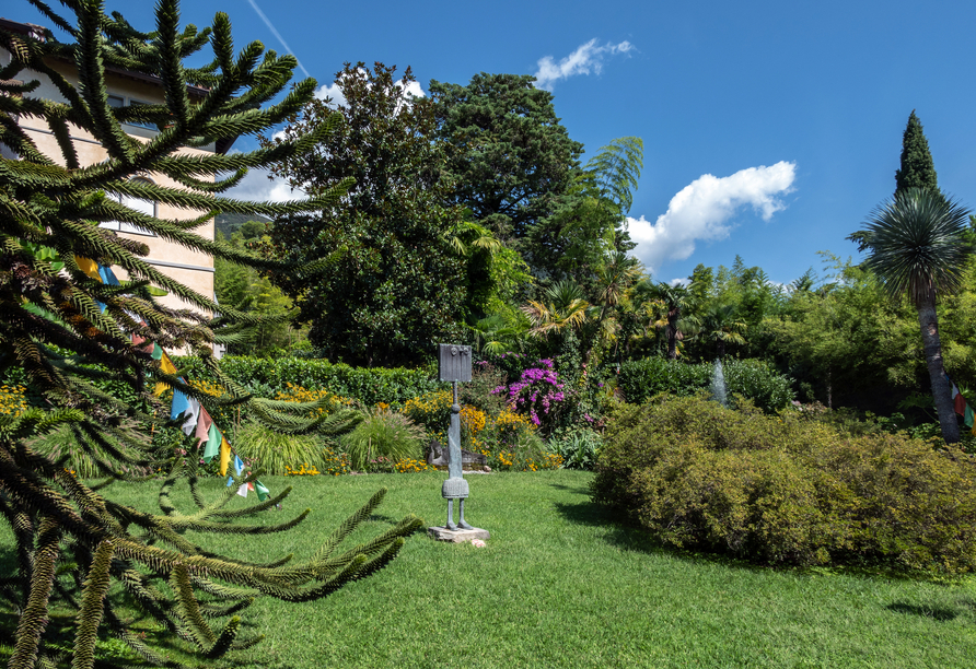 Exotische Gewächse und verwunschene Gartenwege schaffen eine besondere Atmosphäre.